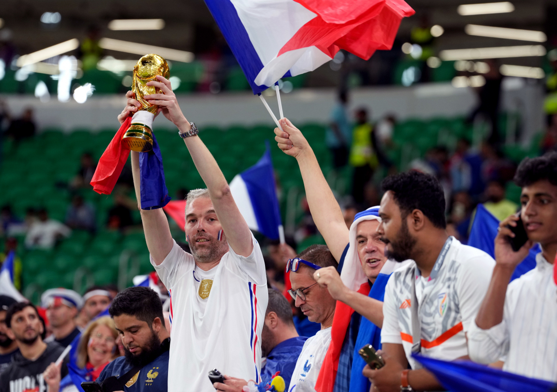 包含瑞士队赢得关键比赛，瑞士球员庆祝壮举的词条